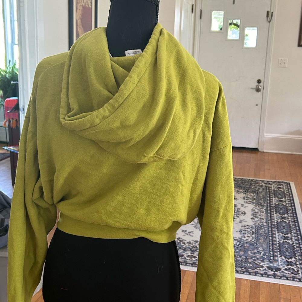Levi’s Crop Sweatshirt - Picture 2 of 3